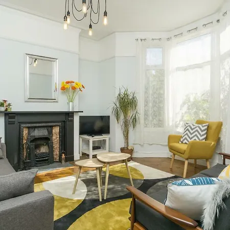 House For Families Or Groups Near Cardiff City Centre-3